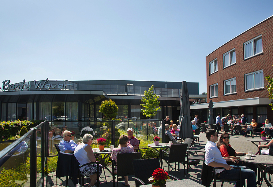 Bei gutem Wetter bietet sich die Terrasse vom Hotel De Bonte Wever Assen zu geselligen Stunden an.