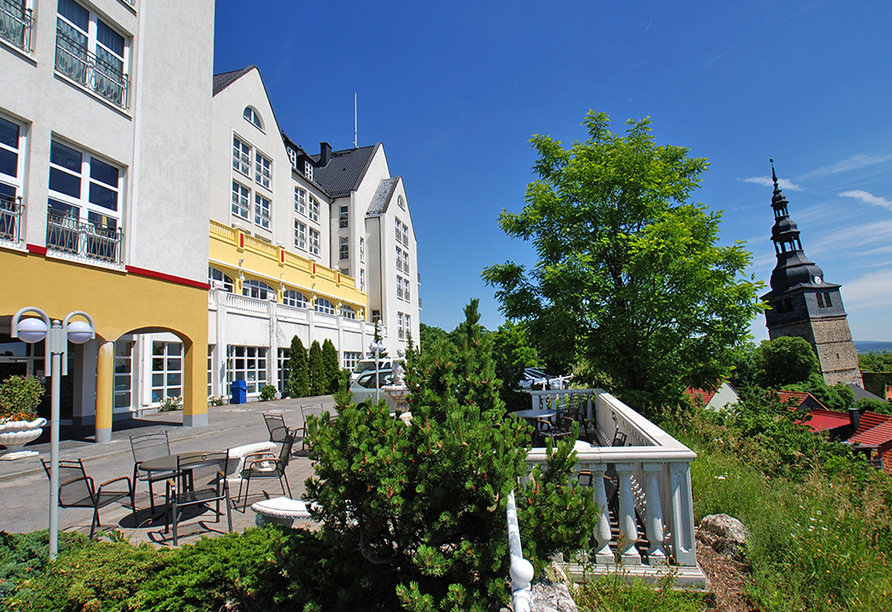 Residenz Hotel Bad Frankenhausen schiefer Kirchturm Terrasse
