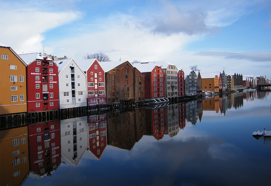 Bestaunen Sie die bunten Holzhäuser von Trondheim und spüren Sie die Vergangenheit der Wikinger!