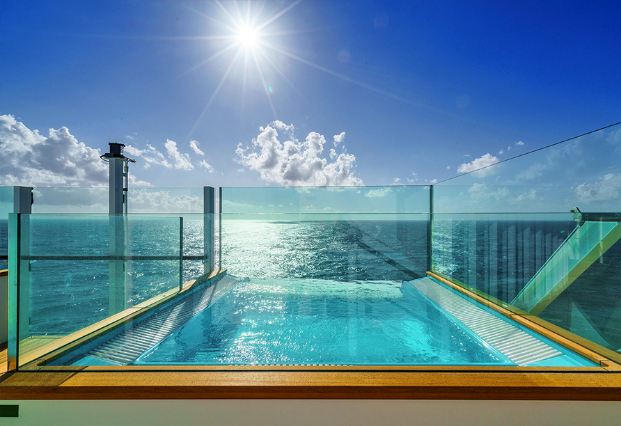 Genießen Sie die endlose Weite des Meeres bei einem Bad im Infinity Pool an Bord.