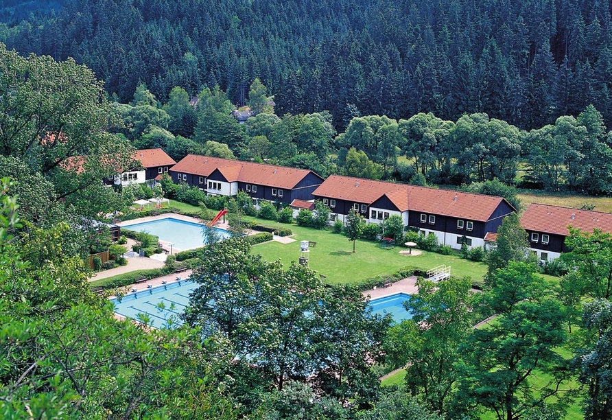 Blick auf das WAGNERS Hotel und Restaurant im Frankenwald und das angrenzende Schwimmbad