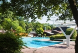 Springen Sie im angrenzenden Freizeitbad ins kühle Nass.