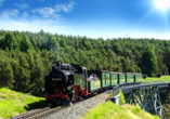 Unternehmen Sie eine Fahrt mit der Fichtelbergbahn im Erzgebirge.