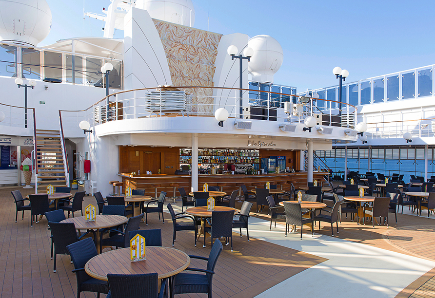 Die Poolbar an Bord der MSC Opera
