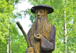 In den Wäldern des Riesengebirges finden sich vielerorts Rübezahl-Statuen. Er ist der Berggeist des Riesengebirges.