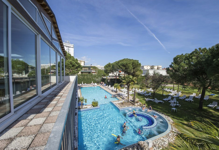 Genießen Sie die Sonnenstunden im Außenpool des Hotels Terme Milano in Abano Terme.