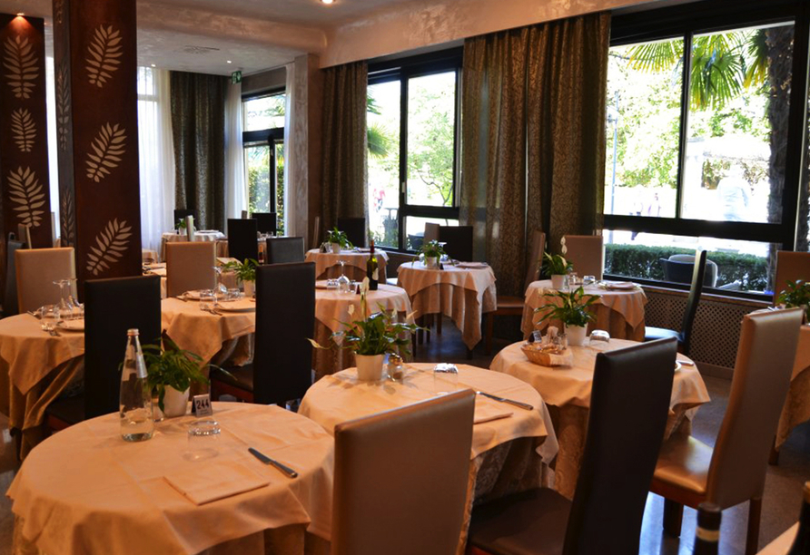 Genießen Sie im Hotel Terme Milano köstliche Speisen im Restaurant.