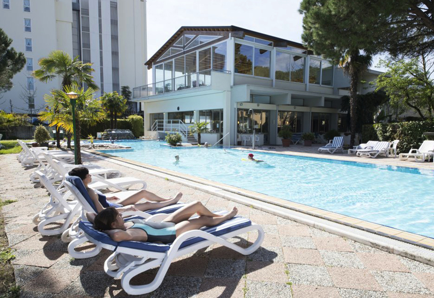 Hotel Terme Milano in Abano Terme, Außenpool mit Liegen
