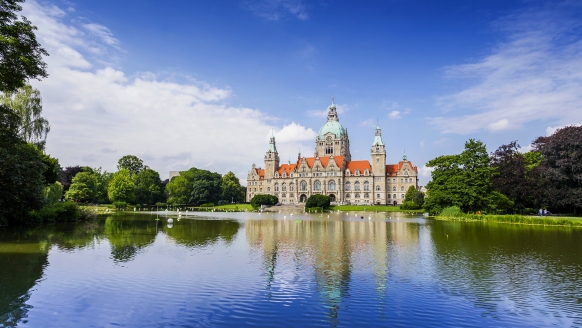 Lassen Sie sich vom imposanten Neuen Rathaus beeindrucken, das als Wahrzeichen der Stadt gilt. 
