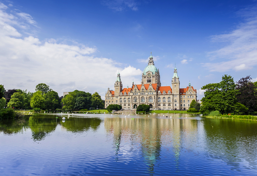 Lassen Sie sich vom imposanten Neuen Rathaus beeindrucken, das als Wahrzeichen der Stadt gilt. 