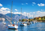 Der herrliche Gardasee lockt mit zahlreichen Wassersportmöglichkeiten.