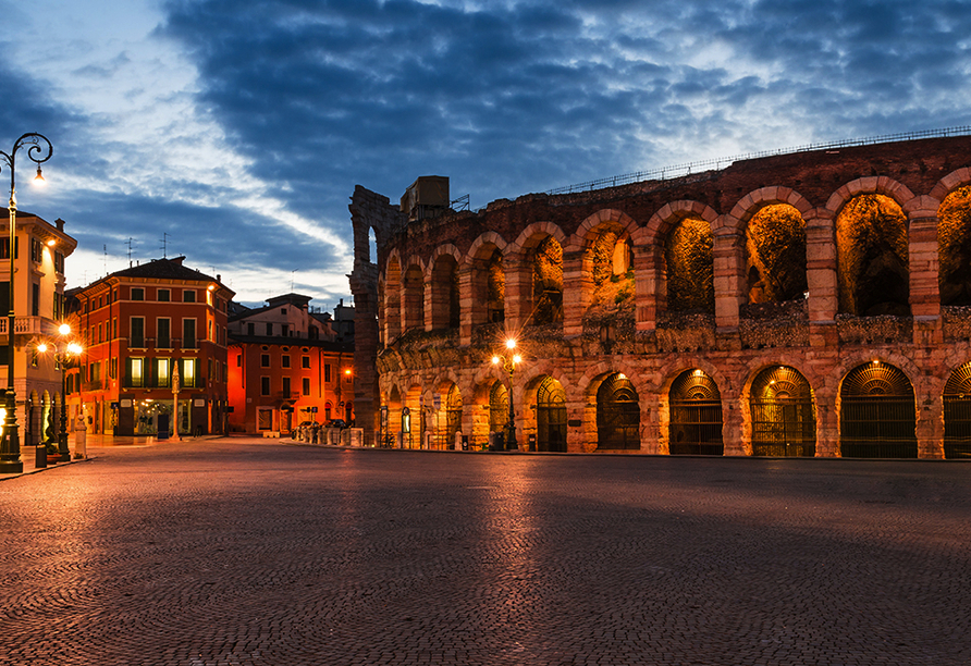 Besuchen Sie das Amphitheater im romantischen Verona.