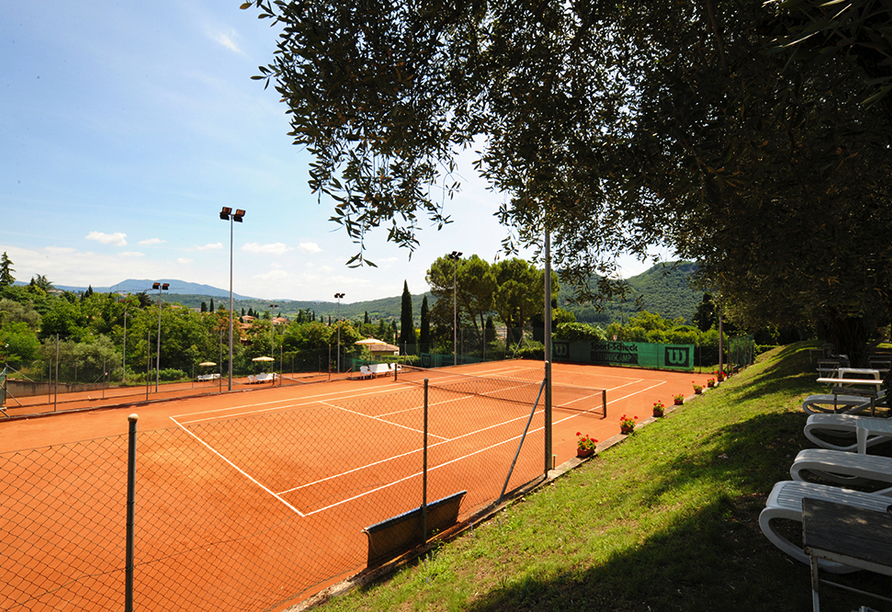 Mehrere Tennisplätze stehen im Sporthotel Olimpo zur Verfügung – Hier können Sie sich sportlich austoben.
