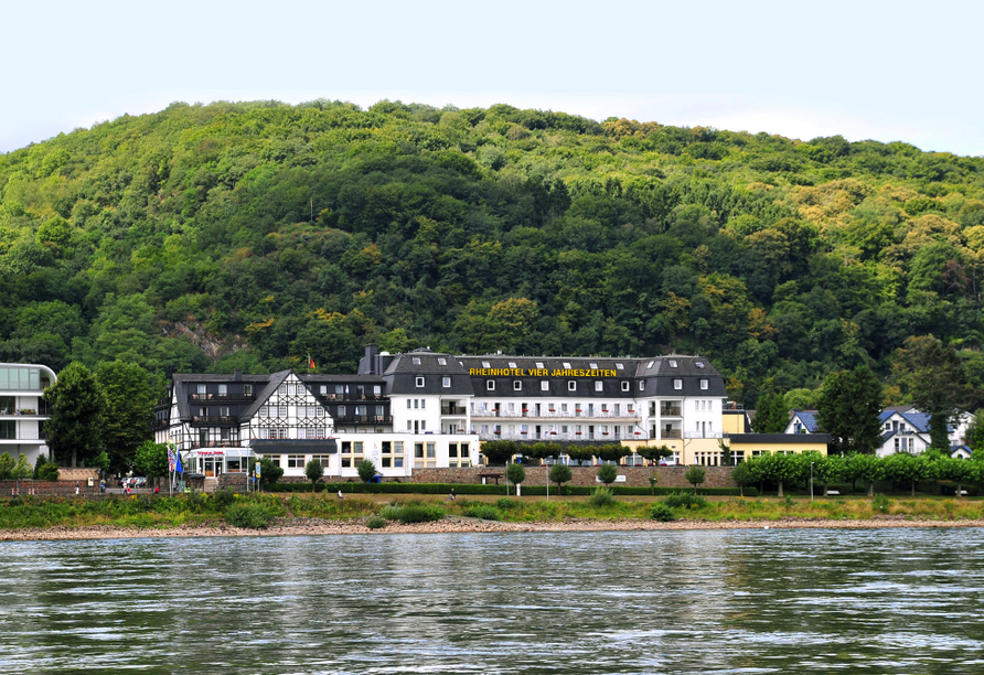 Außenansicht vom Rheinhotel Vier Jahreszeiten direkt am Rhein