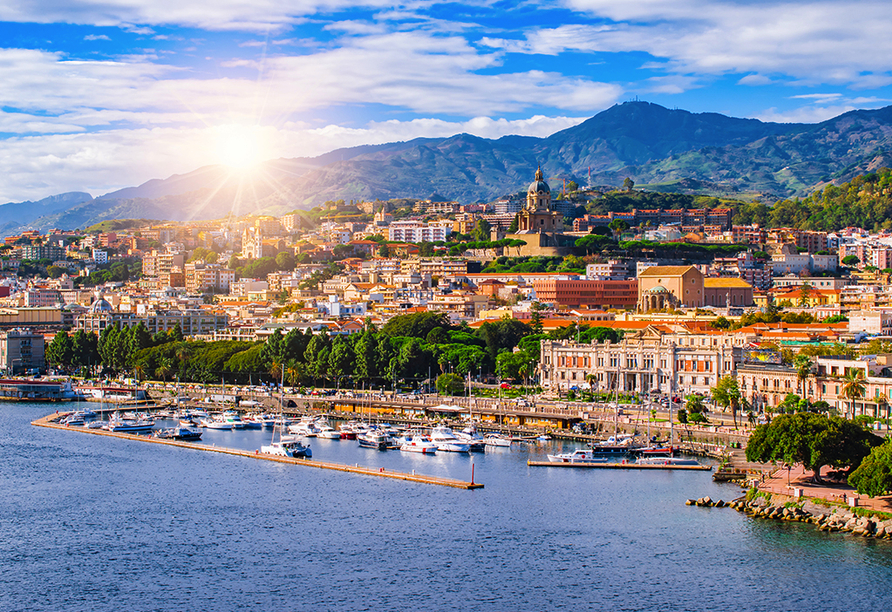 Blick über Messina auf Sizilien
