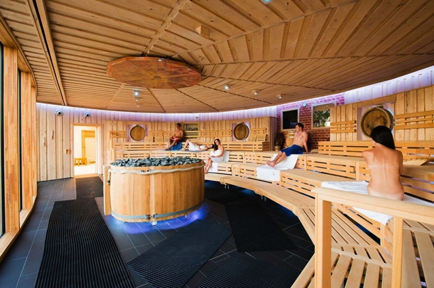 Die Therme Obernsees bietet Saunen, Thermalbäder u. v. m. (ca. 24 km entfernt).