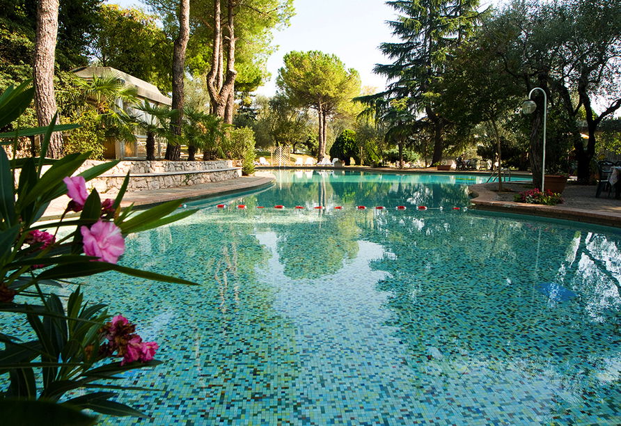 Ziehen Sie Ihre Bahnen im Pool des Hotels Marco Polo Garda. 