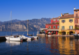 Hotel Marco Polo Garda, bunte Hafenpromenade am Gardasee 