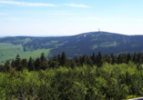 Erleben Sie den Blick vom Keilberg in die schöne Landschaft des Erzgebirges.