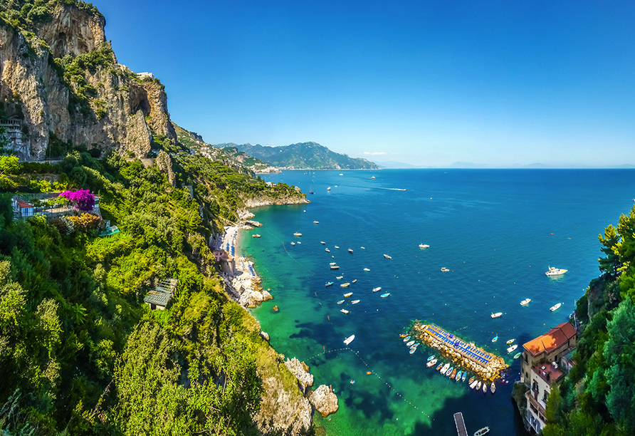 Die Amalfiküste, eine der traumhaftesten Küsten Europas, wird Sie auf Ihrer Mini-Kreuzfahrt begeistern!