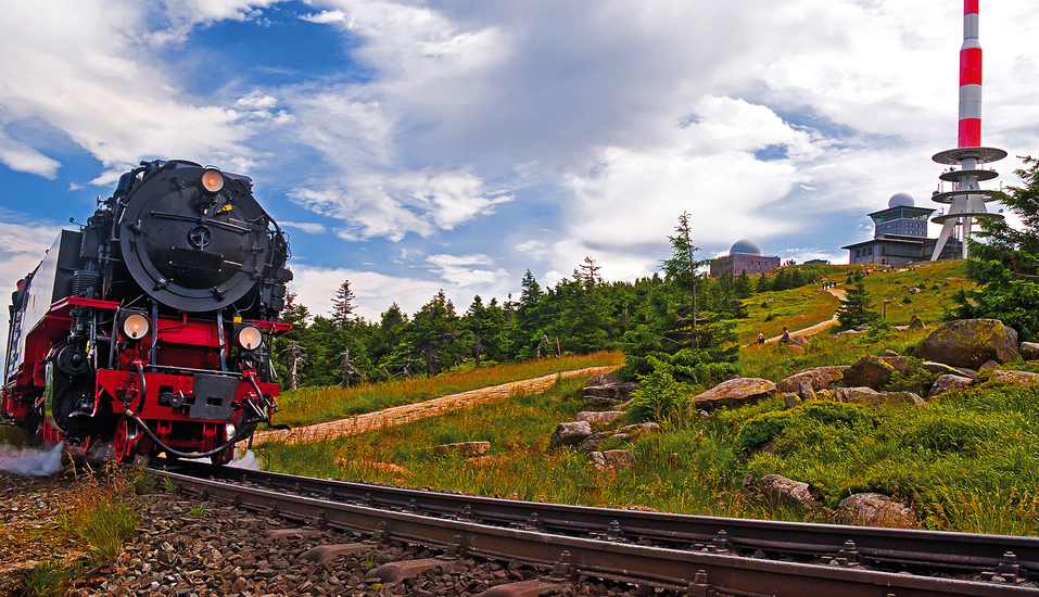 Egal wie lange Sie im Harz bleiben - eine Fahrt mit der bekannten Harzer Schmalspurbahn gehört einfach dazu.