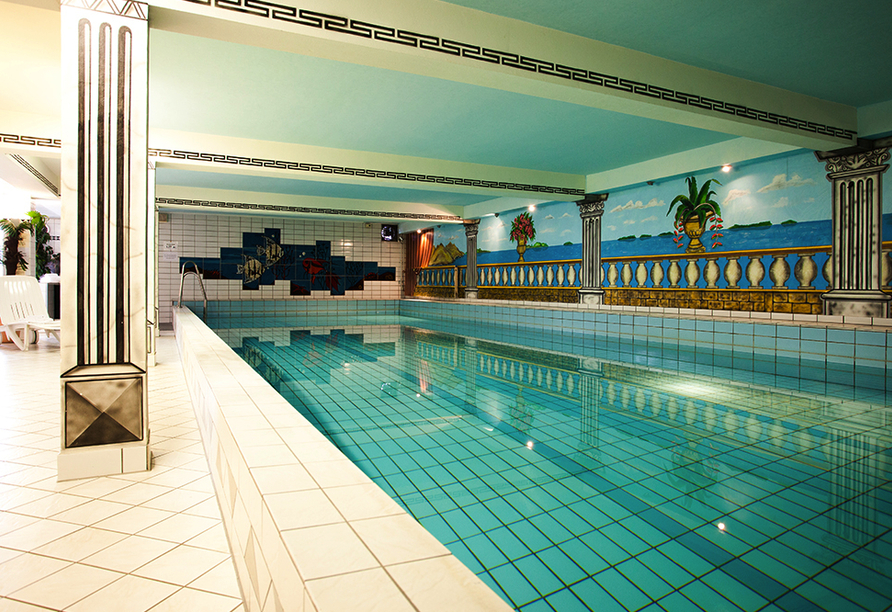Das Hallenbad des PP-Hotels Grefrather Hof lädt zum Schwimmen und Relaxen ein. 