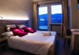 Beispiel eines Doppelzimmers mit Balkon und Seeblick im Hotel Bazzoni in Tremezzo.