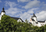 Das Schloss Schwarzenberg mit seinen Ausstellungen zur Schloss- und Stadtgeschichte, Bergbau, Verarbeitung von Eisen und Zinn ist sehenswert.