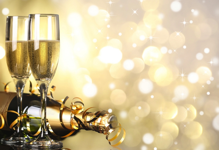 Stoßen Sie um Mitternacht mit einem Glas Sekt auf das neue Jahr an.