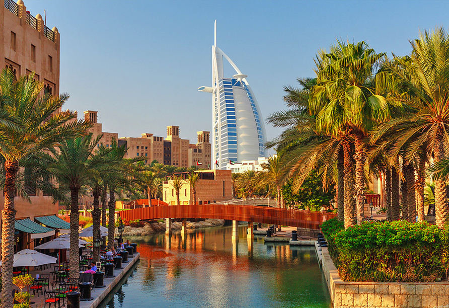 Bei Ihrem Halbtagesausflug halten Sie unter anderem vor dem Burj al Arab, einem der luxuriösesten Hotels der Welt.