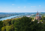 Genießen Sie die Fahrt über den Rhein und halten Sie Ausschau nach den Burgen und Schlössern am Ufer – hier Schloss Drachenburg.