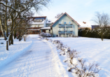 Spazieren Sie im Winter auf verschneiten Wegen zum Landhotel Gaisthaler Hof.
