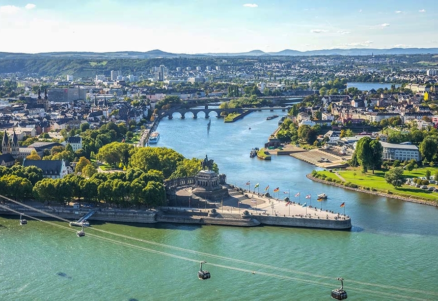 Blick von der Festung Ehrenbreitstein auf das Deutsche Eck in Koblenz.
