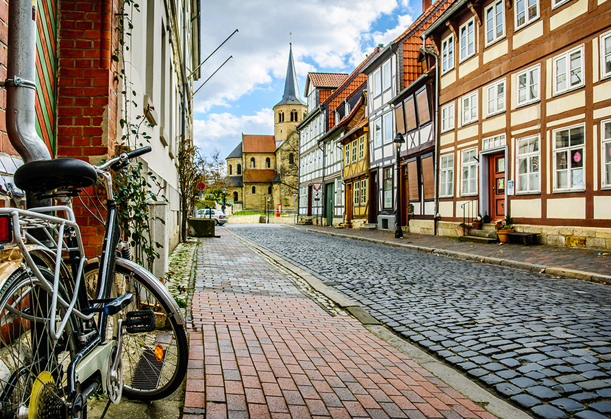 Besuchen Sie die Altstadt in Goslar mit ihren verwinkelten Gassen und den historischen Fachwerkhäusern.