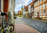 Besuchen Sie die Altstadt in Goslar mit ihren verwinkelten Gassen und den historischen Fachwerkhäusern.