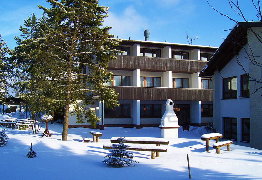 Im Winter bettet sich das Hotel Im Kräutergarten in eine weiße Landschaft ein.
