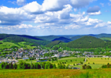 Ihr Urlaubsort Willingen liegt schön im Grünen.
