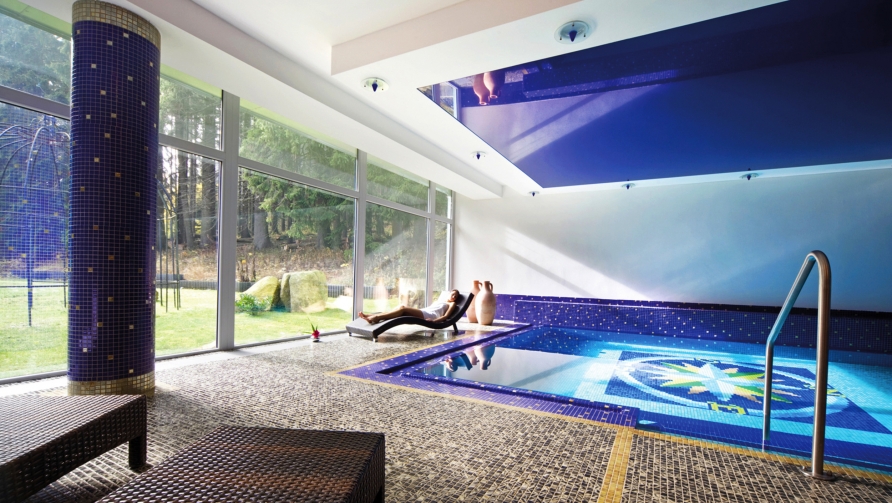Entspannung pur im Hallenbad des Spa & Wellness Hotels St. Moritz.