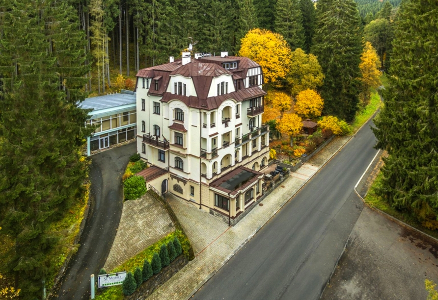 Umgeben von viel Grün erwartet Sie das Spa & Wellness Hotel St. Moritz.