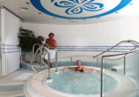 Der Whirlpool im Wellnessbereich Ihres Schiffes lädt zum Entspannen ein. 