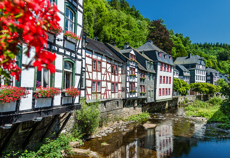 Das romantische Städtchen Monschau lockt Kulturbegeisterte mit mittelalterlichem Fachwerk und zahlreichen Museen. 