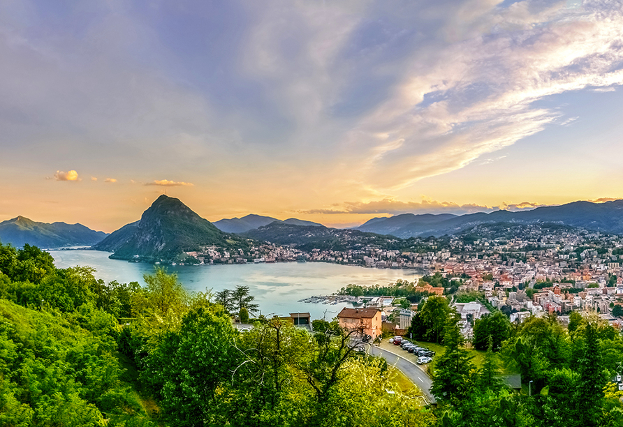 Lugano liegt nur rund 11 km von Ihrem Hotel Campione in Bissone entfernt.