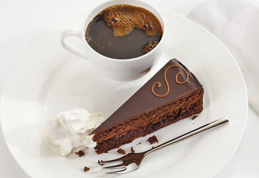 Genießen Sie ein Stück Sachertorte in Wien.