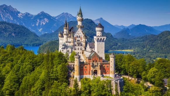 Das Märchenschloss Neuschwanstein befindet sich nur etwa 10 km von Ihrem Hotel entfernt.