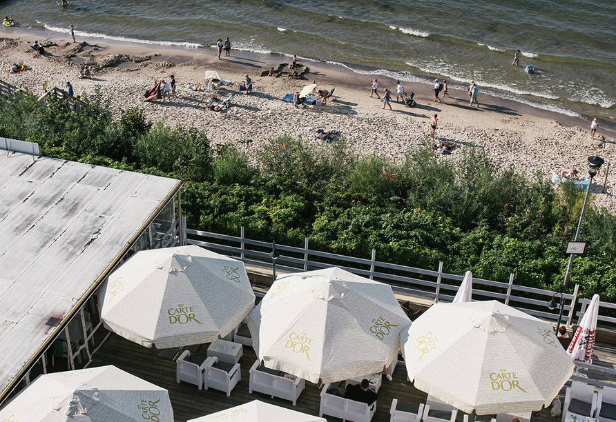 An der Beachbar des Hotels können Sie kühle Getränke mit Blick auf die schöne Ostsee genießen.
