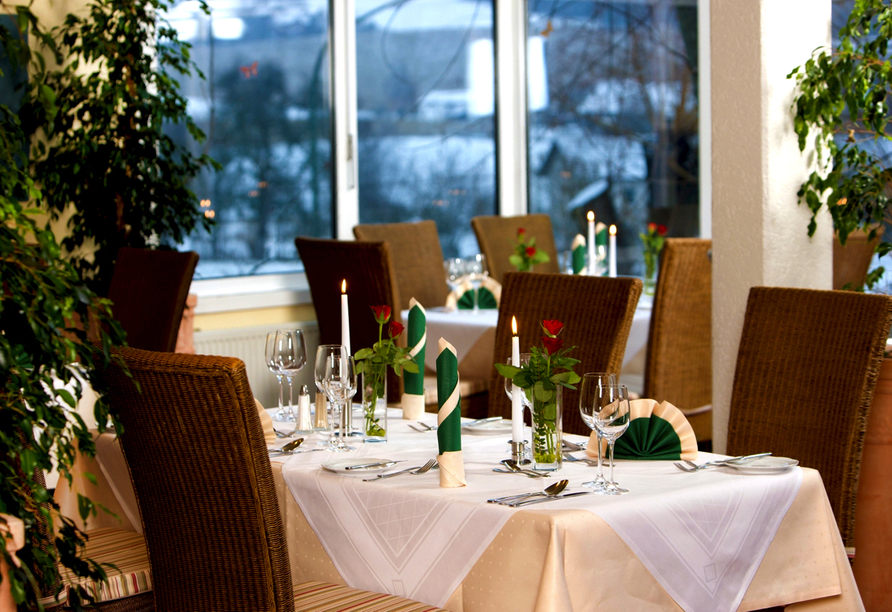 Nehmen Sie im hübschen Restaurant mit Wintergarten Platz.