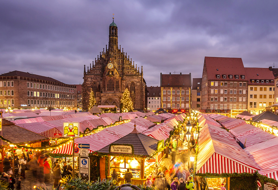 Besuchen Sie in der Vorweihnachtszeit unbedingt den märchenhaften Christkindlmarkt in Nürnberg.