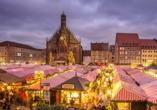 Besuchen Sie in der Vorweihnachtszeit unbedingt den märchenhaften Christkindlmarkt in Nürnberg.