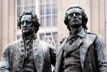Die Statue von Goethe und Schiller in Weimar sollten Sie gesehen haben.