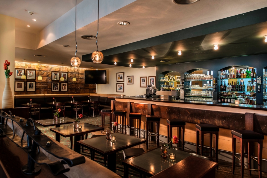 Genießen Sie entspannte Abende an der Bar des AHORN Waldhotels Altenberg.